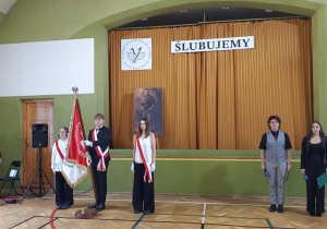 Uczniowie śpiewają hymn państwowy