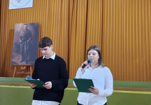 Uczniowie odczytują tekst ślubowania w języku angielskim i francuskim