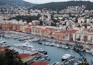 Malowniczy port w Nicei, położony na Lazurowym Wybrzeżu