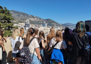 Uczniowie podziwiają panoramę jednego z najpiękniejszych zakątków Lazurowego Wybrzeża.