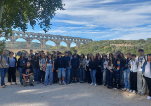 Zdjęcie pamiątkowe na tle akweduktu — Pont du Gard.