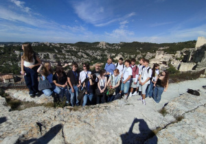 Uczniowie na skalnym wzniesieniu w Les Baux-de-Provence – jednym z najbardziej malowniczych miejsc w południowej Francji.