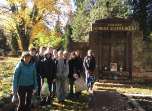 Wolontariat uczniów naszej szkoły na Starym Cmentarzu