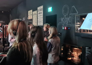 Zwiedzający przyglądają się interaktywnym instalacjom ukazującym historię polskiej kinematografii