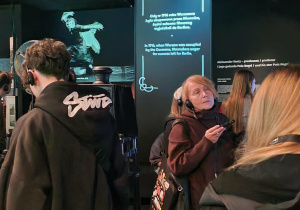 Zwiedzający podczas multimedialnej wystawy „Kino Polonia” w EC1