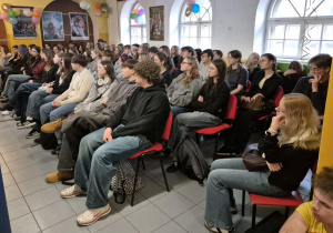 Uczniowie uczestniczą w prelekcji przygotowanej przez wykładowców Instytutu Anglistyki