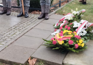 Kwiaty złożone pod pomnikiem Józefa Piłsudskiego