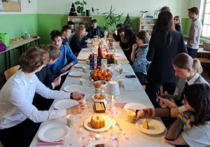 Uczniowie przy wigilijnym stole