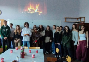 Uczniowie klasy 2b świętują klasową wigilię