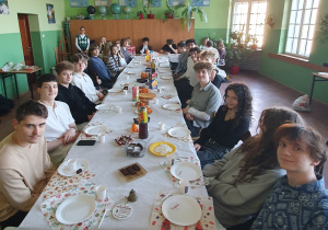 Uczniowie przy wigilijnym stole