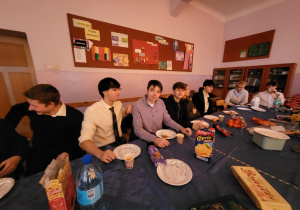 Uczniowie przy wigilijnym stole