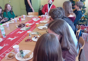 Uczniowie przy wigilijnym stole