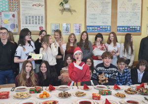 Uczniowie klasy 1d świętują klasową wigilię