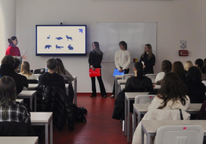 Sala wykładowa na UŁ - uczniowie uważnie obserwują przebieg warsztatów