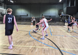 Dynamiczna akcja spod kosza podczas zwycięskiego meczu, który zapewnił naszej drużynie awans do półfinałów Licealiady