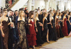 Uczniowie podczas studniówki tańczą poloneza