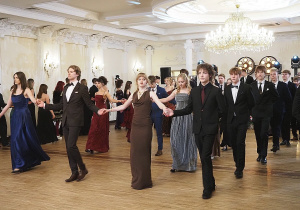 Uczniowie podczas studniówki tańczą poloneza