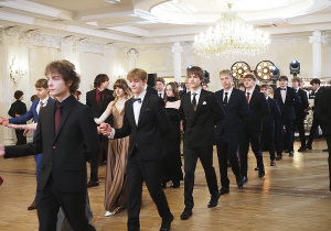 Uczniowie podczas studniówki tańczą poloneza