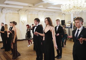 Uczniowie podczas studniówki tańczą poloneza