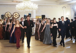 Uczniowie podczas studniówki tańczą poloneza