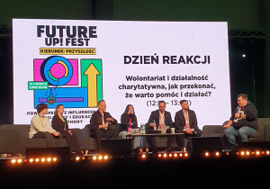 Panel dyskusyjny odbywający się na scenie podczas wydarzenia Future Up! Fest w Hali Expo w Łodzi.