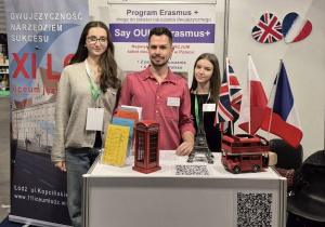 Stoisko promocyjne XI Liceum Ogólnokształcącego podczas targów edukacyjnych w Hali Expo