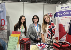 Stoisko promocyjne XI Liceum Ogólnokształcącego podczas targów edukacyjnych w Hali Expo