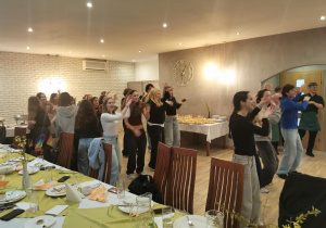 Uczestnicy wymiany podczas wspólnego spotkania integracyjnego - wspólna zabawa i taniec sprzyjają przełamywaniu barier oraz budowaniu relacji