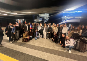 Grupa uczniów oraz opiekunów z Polski i Francji spotkała się na dworcu, rozpoczynając wspólną przygodę w ramach wymiany szkolnej.