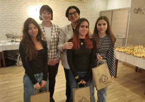 Uczestnicy wymiany wraz z opiekunami podczas wspólnego spotkania integracyjnego