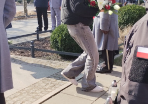 Składanie kwiatów w imieniu naszej szkoły