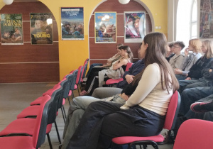 Pani sędzia Olga Tomczyk podczas spotkania z młodzieżą