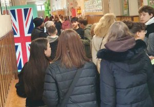 Ósmoklasiści z rodzicami z zainteresowaniem zwiedzają szkołę