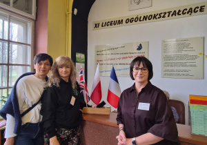 Pani Dyrektor wraz z organizatorkami Dnia Otwartego witają odwiedzających w progach szkoły