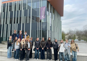 Uczniowie klasy 1a Przed budynkiem Uniwersytetu Łódzkiego