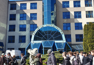 Uczniowie przed wejściem do Wydziału Nauk Geograficznych UŁ