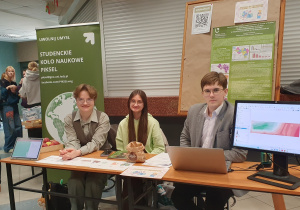 Studenci prezentują działalność Studenckiego Koła Naukowego „Piksel”, zachęcając uczestników do poznania zagadnień związanych z geografią i analizą danych przestrzennych.