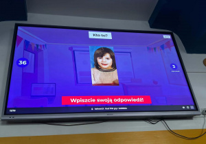 Na ekranie wyświetlony jest quiz Kahoot z pytaniem „Kto to?”, w którym uczestnicy odgadują nauczyciela na podstawie zdjęcia z dzieciństwa.