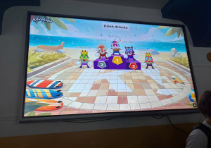 Na ekranie w Mediatece widoczny jest kolorowy ranking zwycięzców quizu Kahoot z okazji Dnia Dziecka, prezentujący pierwsze trzy miejsca na podium.