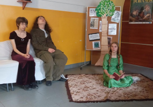 Uczniowie w stylizowanych kostiumach prezentują scenę z twórczości Jane Austen na tle przygotowanej dekoracji
