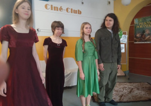 Uczniowie w kostiumach z epoki stoją na scenie po zakończeniu przedstawienia inspirowanego twórczością Jane Austen.