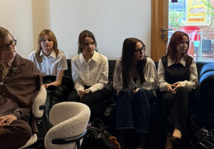 Uczniowie XI LO podczas uroczystości wręczenia dyplomów DELF w Alliance Française, celebrującej ich osiągnięcia w nauce języka francuskiego.