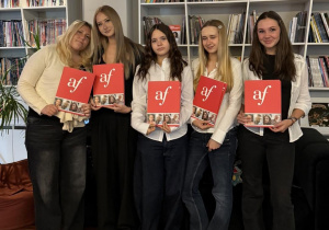 Uczennice XI LO prezentują pamiątkowe materiały i dyplomy DELF