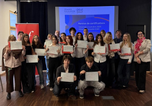 Grupa uczniów XI LO z certyfikatami DELF