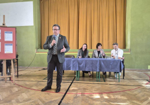 Wystąpienie gościa podczas spotkania dotyczącego wyborów do Młodzieżowej Rady Miejskiej