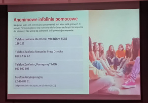 Podczas warsztatów uczniowie poznali numery anonimowych infolinii pomocowych, pod którymi mogą uzyskać wsparcie w trudnych sytuacjach.