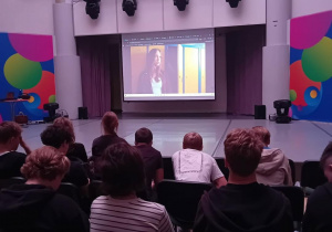 Uczniowie oglądają materiał filmowy podczas warsztatów w Pałacu Młodzieży w Łodzi.