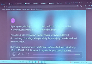 Na ekranie wyświetlono materiały edukacyjne dotyczące udzielania wsparcia osobom w kryzysie psychicznym oraz informacji o telefonach zaufania dla dzieci i młodzieży.