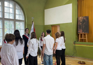 Uczniowie klas pierwszych podczas składania ślubowania w obecności pocztu sztandarowego szkoły.