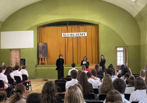 Uczniowie zgromadzeni w auli szkolnej podczas uroczystości ślubowania klas pierwszych